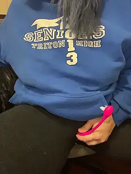 Watch me rip these leggings - video by velvetta_ cam model