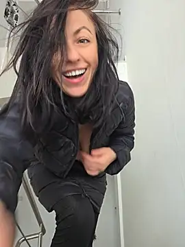 NEIGHBOURS CLOSE.NAKED ON STAIRS .Public – video od webkamerové modelky Risky_woman