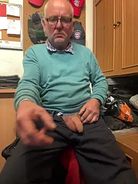 [6 Oct 13:52] Public Show - video by oldgayman cam model