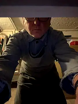 [25 Oct 07:39] Public Show - video by oldgayman cam model