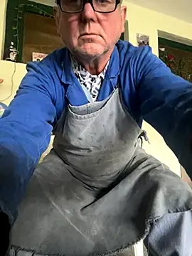 [28 Oct 13:34] Public Show - video by oldgayman cam model