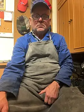 [13 Nov 06:29] Public Show - video by oldgayman cam model