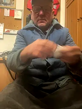 [28 Nov 07:34] Public Show - video by oldgayman cam model