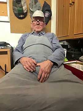 [17 Dec 19:52] Public Show - video by oldgayman cam model