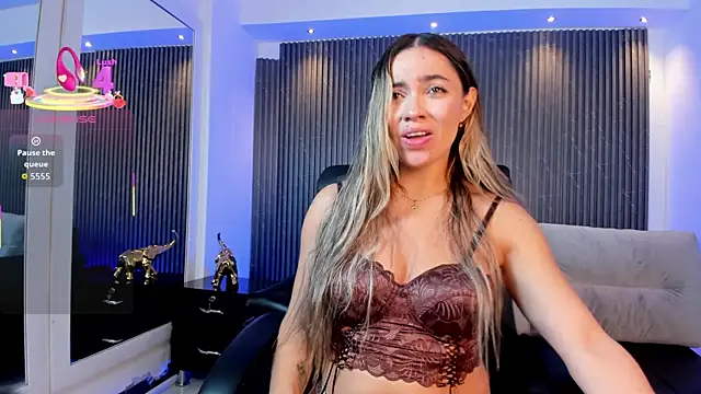 Blonde with tanned tits takes you to the limit - video by Alessia_Taylorr cam model