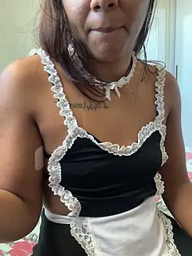 Empregada peladinha babando peitos - Vídeo de Indiazinhax, modelo de vídeos