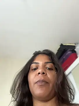 Abrindo cuzinho - Indiazinhax adlı kamera modelinin videosu