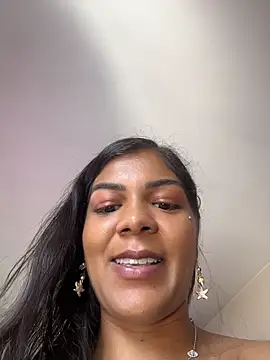 Sorriso bumbum empinada molhada - video by Indiazinhax cam model