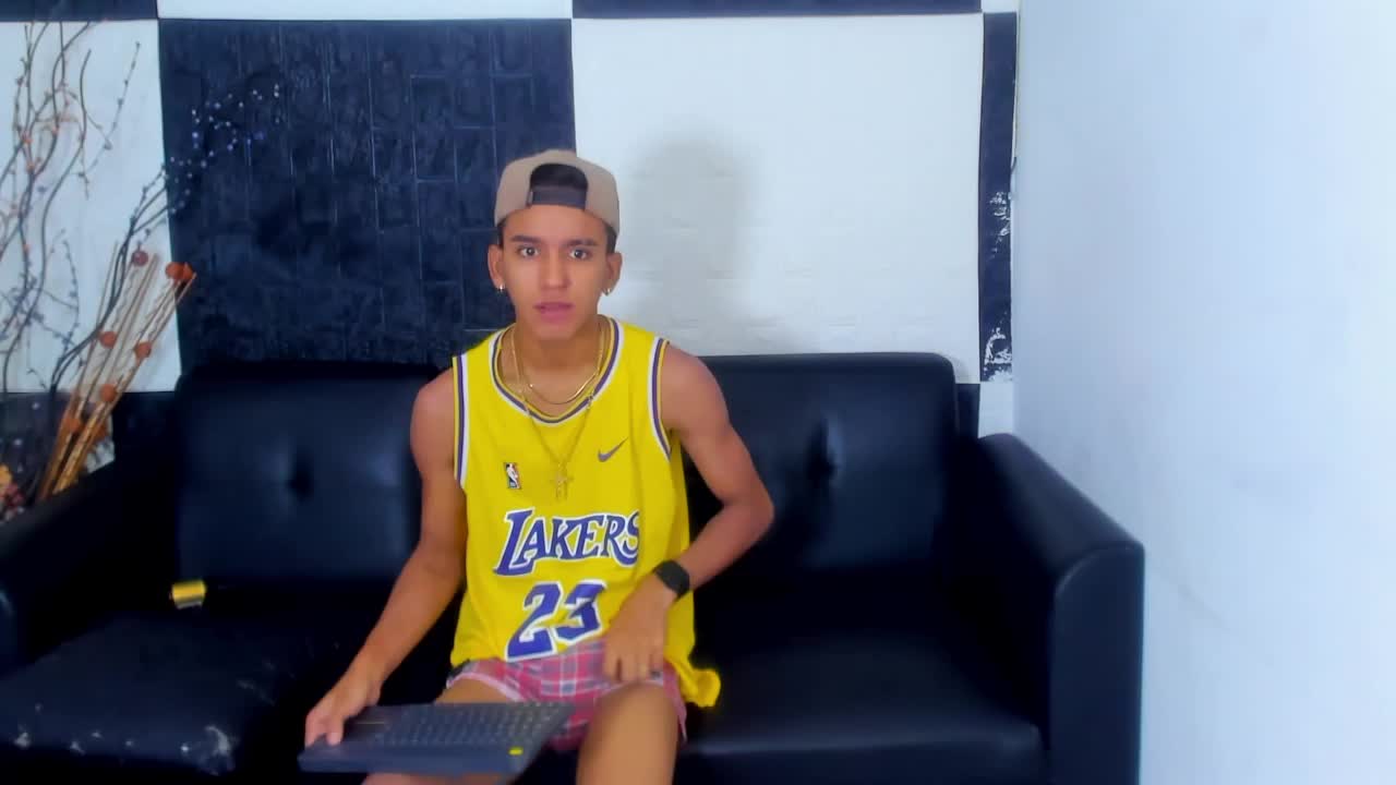 show body and cum - video by Thiago_blakee cam model