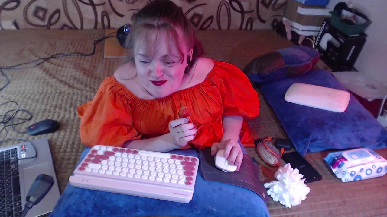 [26 Jun 11:35] Private Show - fucking a hairy pussy, touching pussy with strawberries and a flower - video của người mẫu cam MiniNatalie