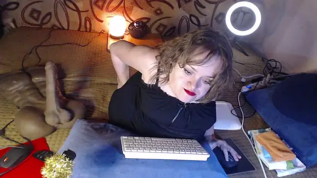 [16 Jan 16:55] Private Show - Straddling a man's rubber torso - video của người mẫu cam MiniNatalie