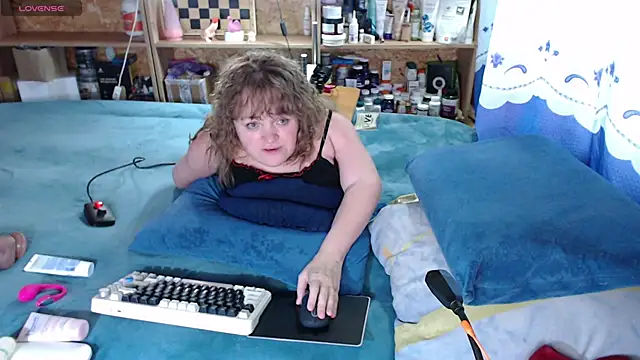 I bounce on my toy and add a little finger play back there. [14 Oct 17:53] Spy Show– MiniNatalie kameramodell videója