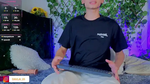 Playing With My Big 22 cm Toy - video by Daviid_laidd cam model