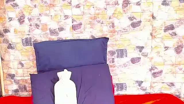 HOt water bottle with heels - video van EroticSexyStripper cam-model