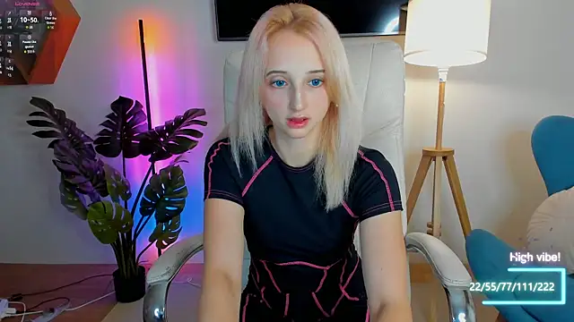 [14 Aug 17:46] This fingers mmm - video by Selena_Lily cam model