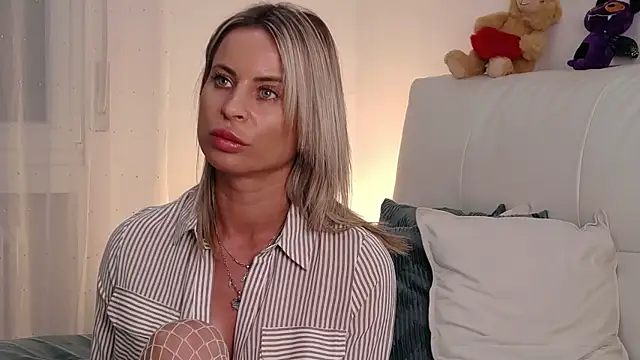 I wear your button up shirt and then RIDE YOU😈－カメラキャストのMariaMilanの動画