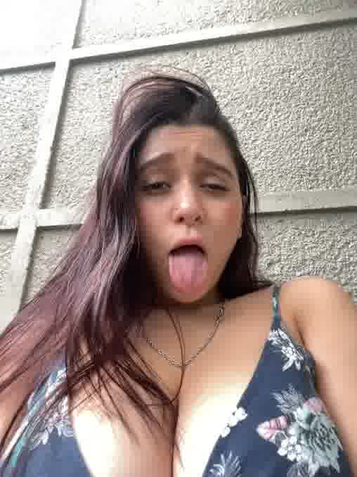 I take my boobs out in a public place (coffee shop). - vidéo du modèle de showcams SophiaLaurens