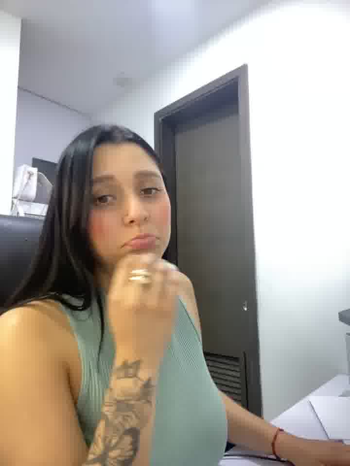 Milk on my tits + penetration with big dildo. 🍆 - vidéo du modèle de showcams SophiaLaurens