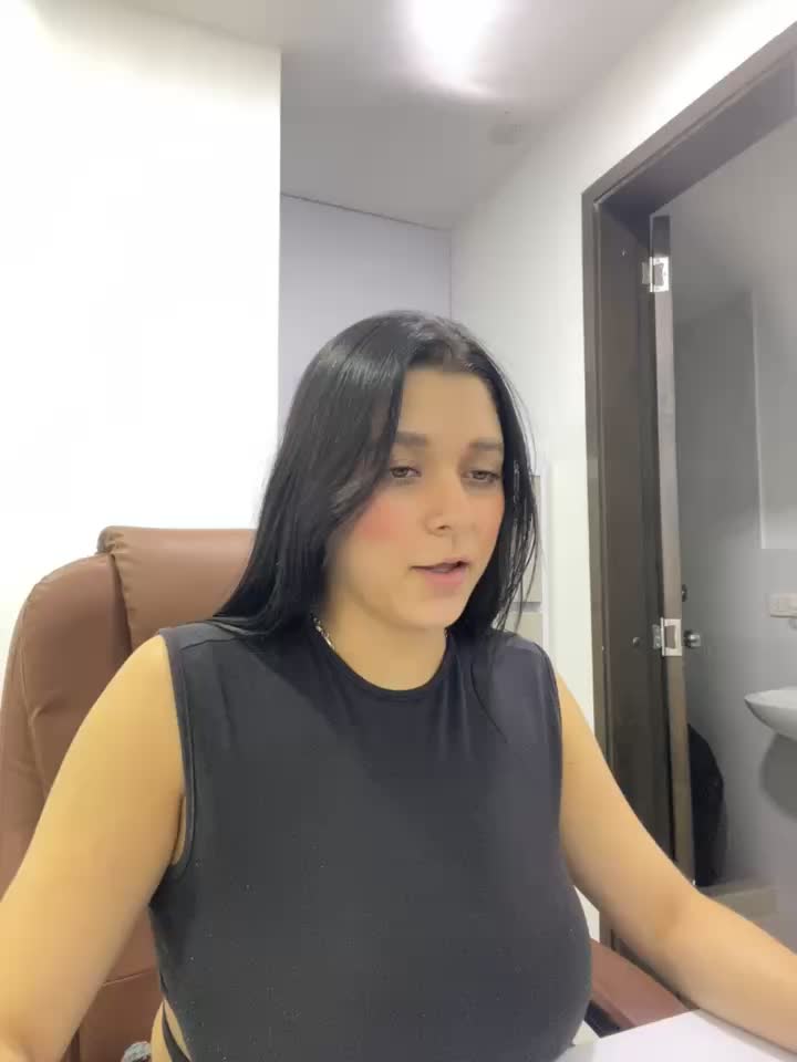 Striptease, titjob, penetration with big dildo and orgasm. - vidéo du modèle de showcams SophiaLaurens