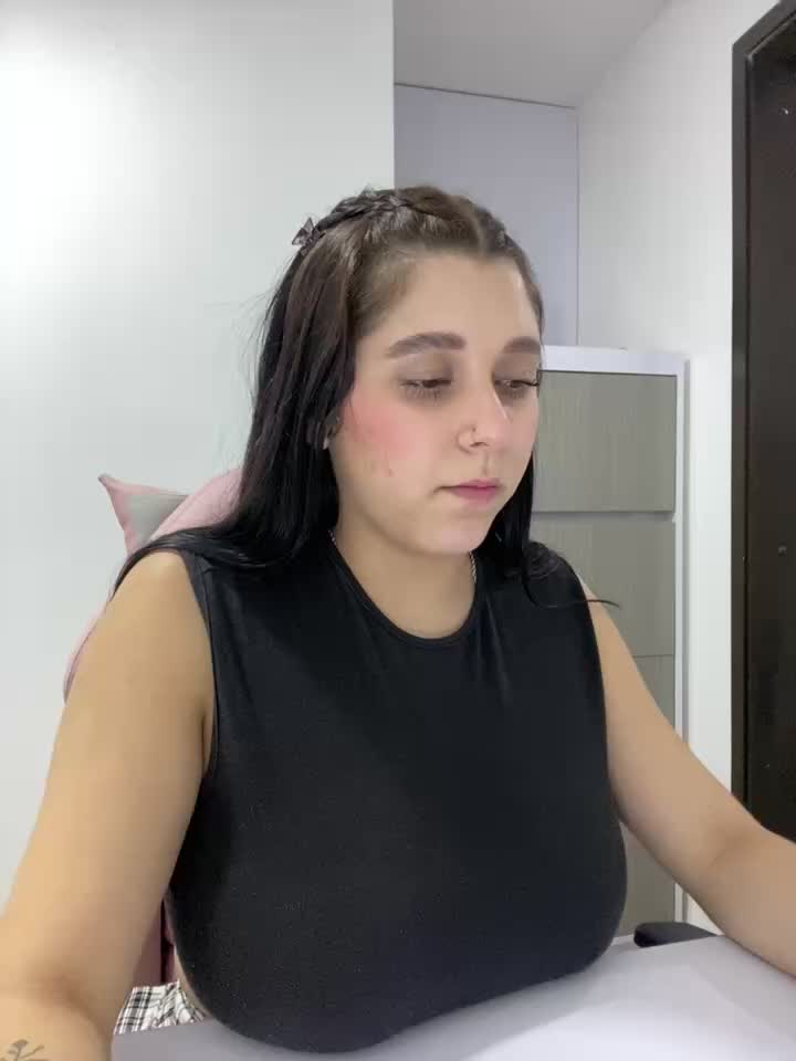 Big tits and nice pussy - vidéo du modèle de showcams SophiaLaurens