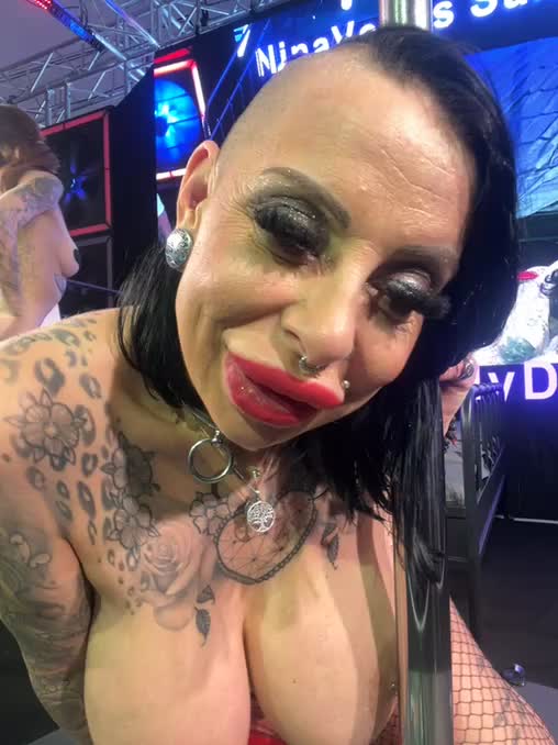 PUBLIC VENUS MASTURBATION AND BLOWJOB - video NinaVegas kameramallilta