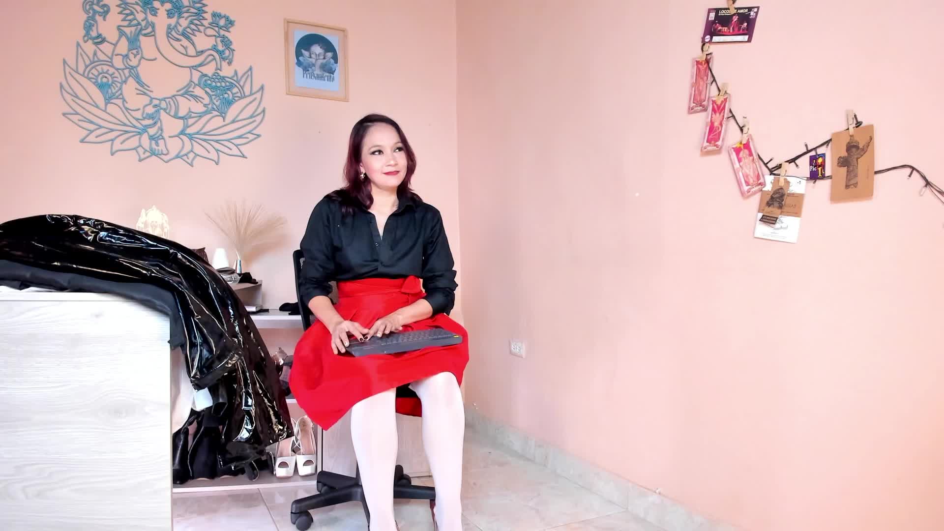 missmabelle receives pleasure in her lovense during her broadcast - video van missmabelle cam-model