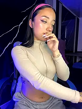 I play with my domi on my clitoris and put two fingers in my pussy