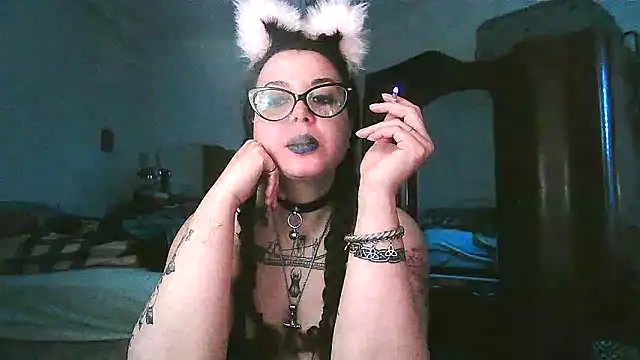 Smoking 🚬💜😈 - clip cu AliceBehind model videochat