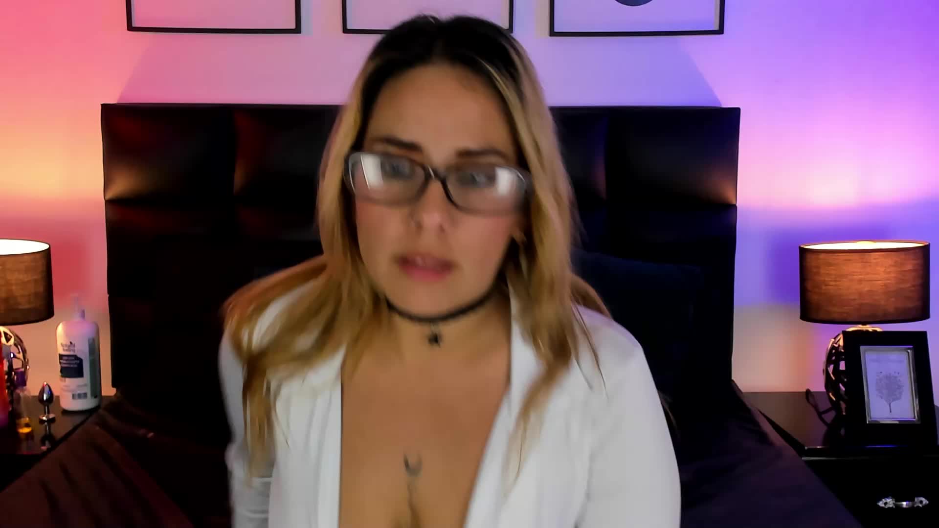 Sexy secretary gets carried away by pleasure ... - vídeo de TaraCarson modelo de câmara