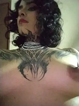 Naked in the corridor outside my house - video by taaylor33 cam model