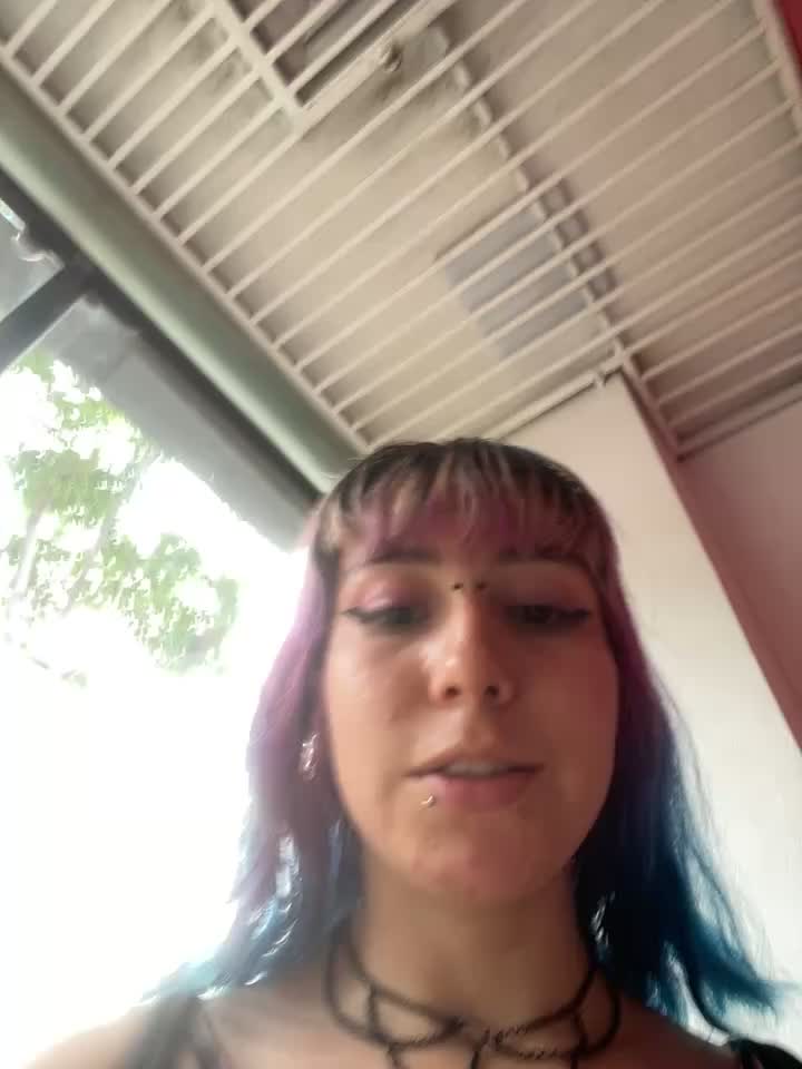 Showing tits in public🥵 - video di GerallFoxxx modella di cam