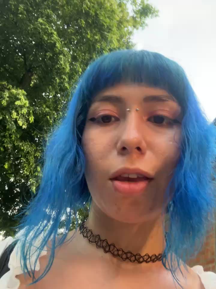 Walking through the park without a shirt - video di GerallFoxxx modella di cam