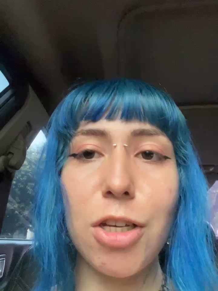 Q Masturbating in the car - video di GerallFoxxx modella di cam