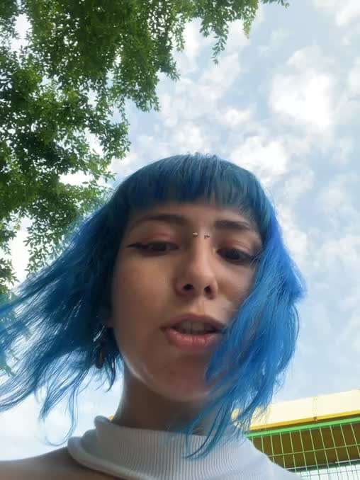Sweaty feet smell my shoes in the park - video di GerallFoxxx modella di cam