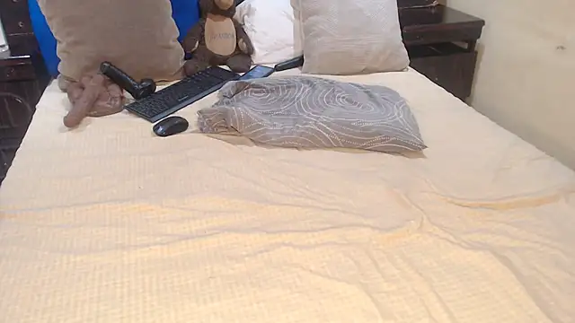 dogy wearing 2 different pantys - vidéo du modèle de showcams 19bootylicious