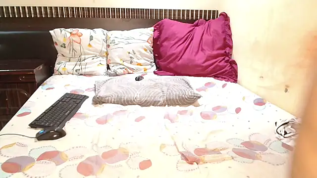 bellyplauy  nd wearing my shorts - vidéo du modèle de showcams 19bootylicious