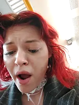 Riding a big black dildo on a train in front of people - Times__Square 的视频