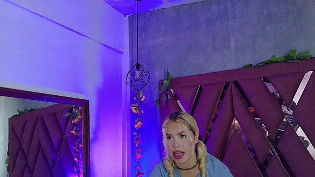 TESTING NOSE HOOKS, DO U LIKE HOW I LOOK? 🥵－カメラキャストのHaelycuteの動画