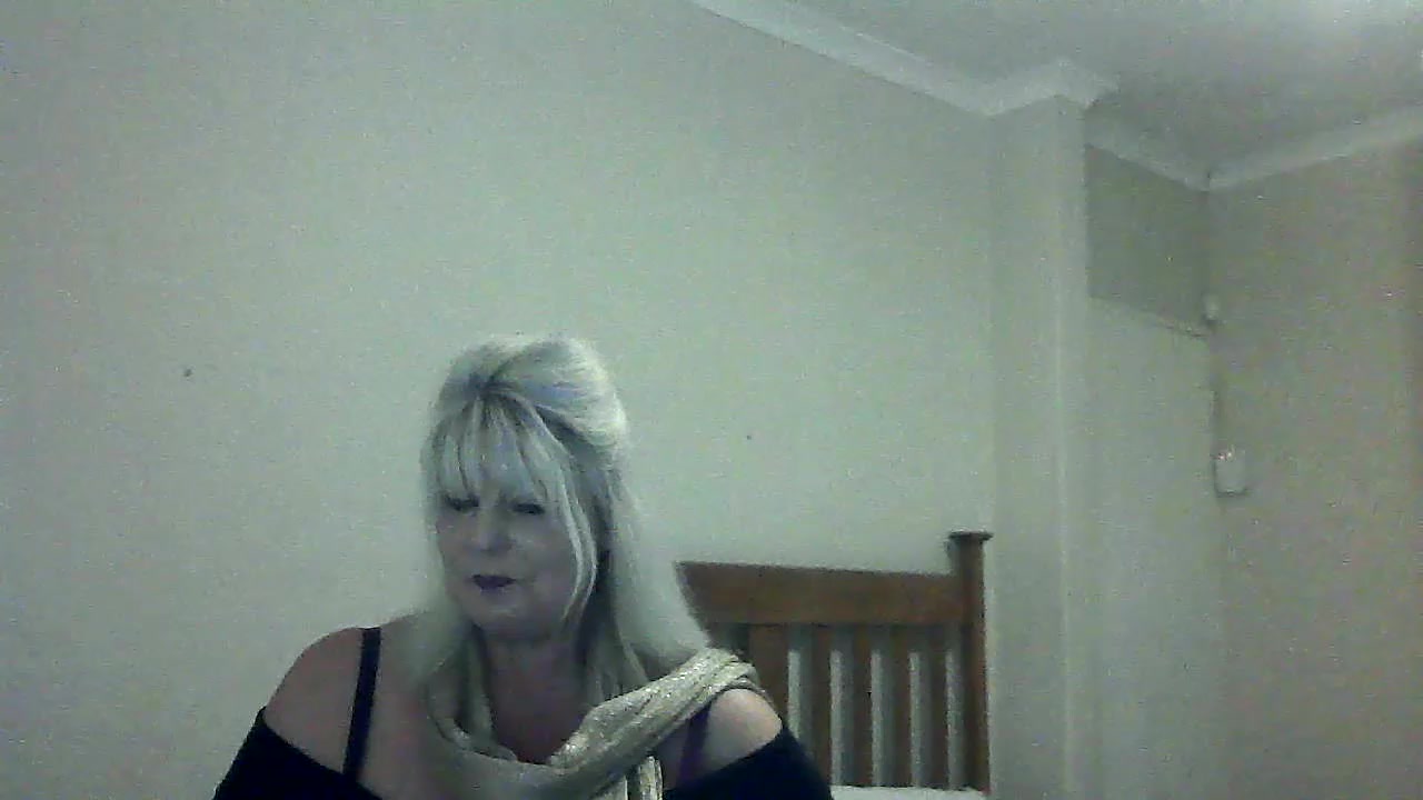 Mia is licking squirt! - Video von Miahotmilf