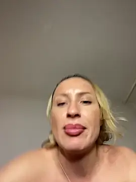 [25 Dec 00:45] Ticket Show Sex& cumshot face - vidéo du modèle de showcams xxBELLExx