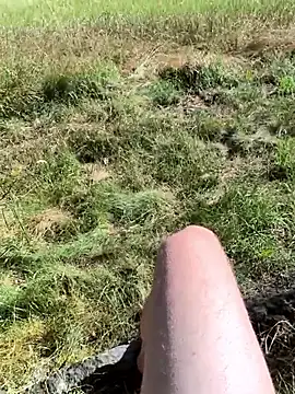 Nackt am peniskäfig spielen und das outdoor!