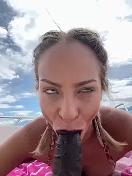 Public Show from BOAT - video by missdaisydiamond777 cam model