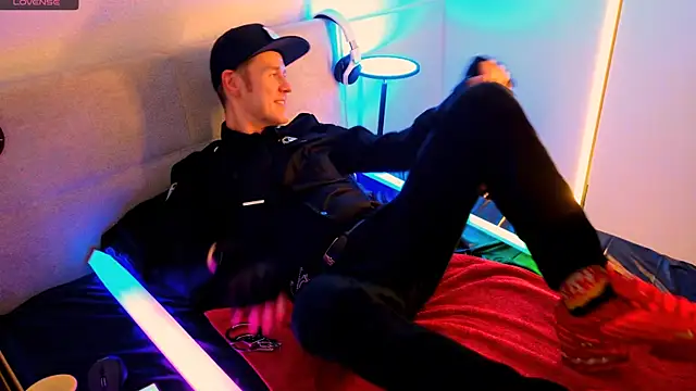 Policeman suck Dildo Dirty Talk auf Deutsch - Video von Romanheart Cam-Model