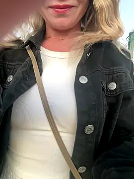 [24 Sep 18:36] Public Show - video by SweetCupcaks cam model