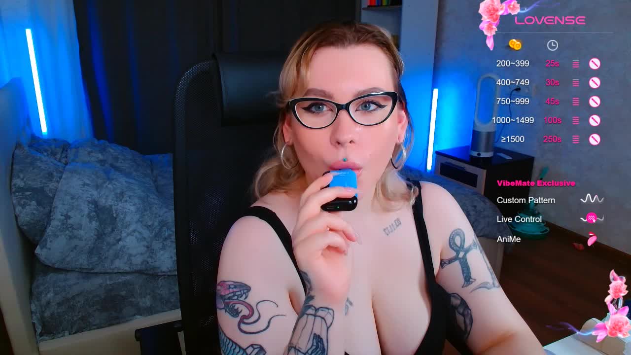 🌸Play with tits and spit. Close up - video by ur_geekgirl cam model