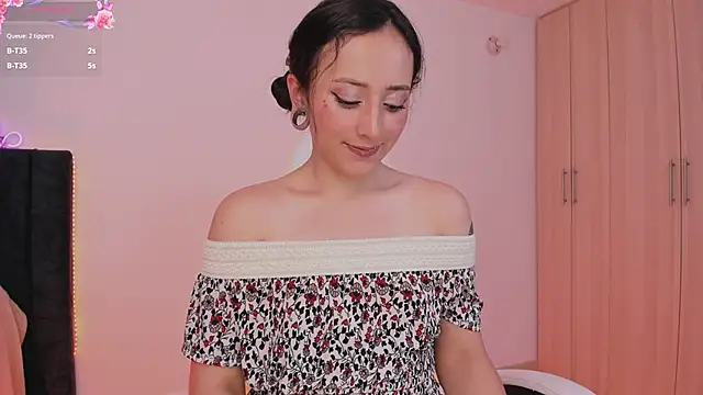 Fingers in my little ass – video af QueenLia cam-model