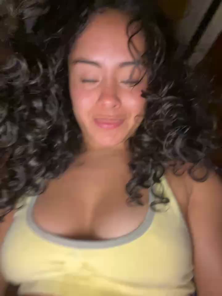 🤭She leaves her house in a slutty skirt without panties at night looking for someone to fuck her🤫 - clip cu Marie_Rose model videochat