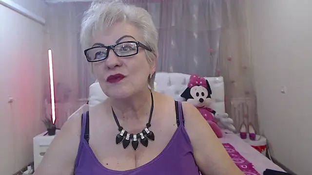 sexy dance - video by KayleSmoll cam model