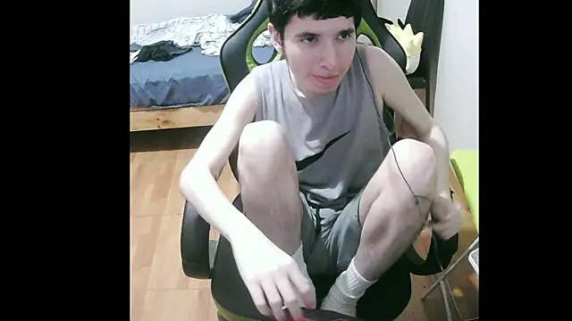 Playing with my cute dick and some flexing legs - Video von Twink_martinboy Cam-Model