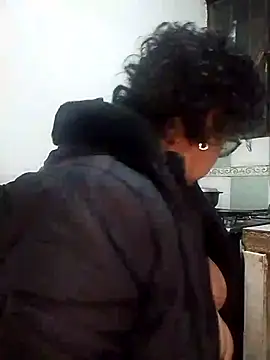 Ver coño con teléfono en el piso y dedos dentro - video by Pupi-Lanegra cam model